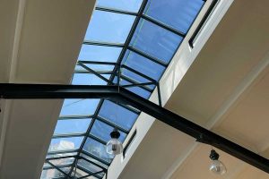 Hitzeschutz durch Bekleben der Dachfenster mit hitzeabweisender Folie